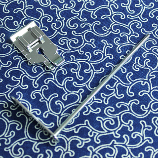 Singer - Foot 1/4 Presser Foot with Guide Snap On 